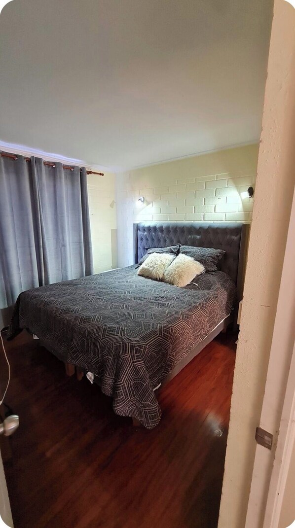 Tabla de planchar con plancha, wifi y ropa de cama 