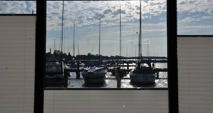 Hausboot Charlotte im Hafen in Ribnitz-damgarten
