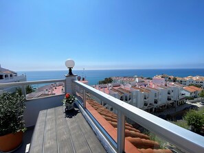 A balcony with a view of the sea and a town. - Penthouse in Nerja Near Balcon de Europa (Nerja)