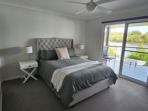 Tabla de planchar con plancha, wifi y ropa de cama 