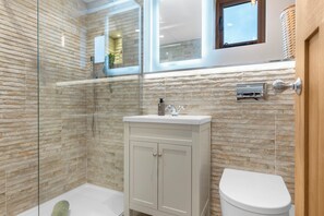 Suihku, hiustenkuivaaja, pyyhkeet, saippua