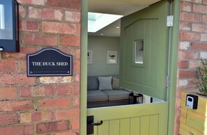 Interior - The Duck Shed Annex Outside Terrace with Bath & Firepit (Bidford-on-Avon)