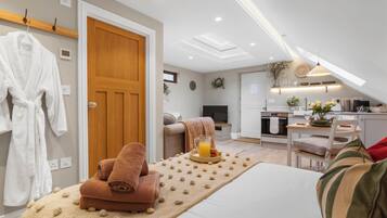 Iron/ironing board, free WiFi, bed sheets