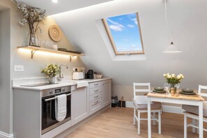 Microwave, oven, paper towels - The Duck Shed Annex Outside Terrace with Bath & Firepit (Bidford-on-Avon)