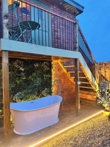 The Duck Shed Annex Outside Terrace with Bath & Firepit