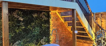 The Duck Shed Annex Outside Terrace with Bath & Firepit