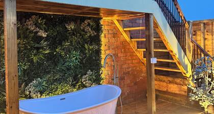 The Duck Shed Annex Outside Terrace with Bath & Firepit