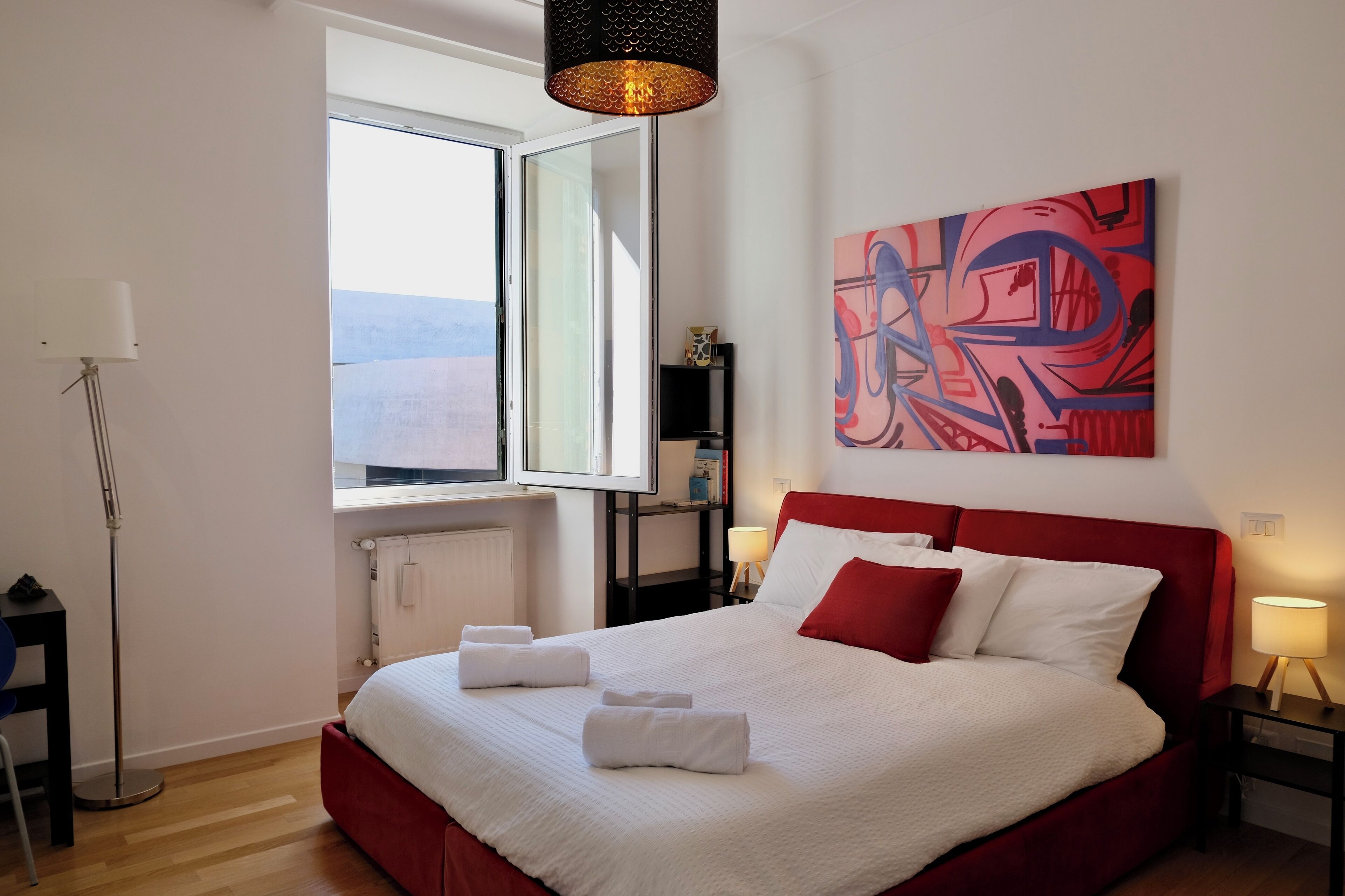 Een strijkplank/strijkijzer, wifi, beddengoed