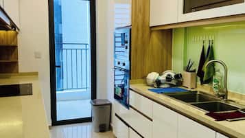 Comfort-huoneisto, parveke, kaupunkinäköala | Yksityinen keittiö