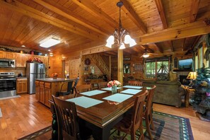 Dining - 3BD • Game Rm + Pool Table + Arcade • Hot Tub (Sevierville)