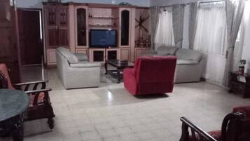 Comfort Double Room, Garden View | Living area