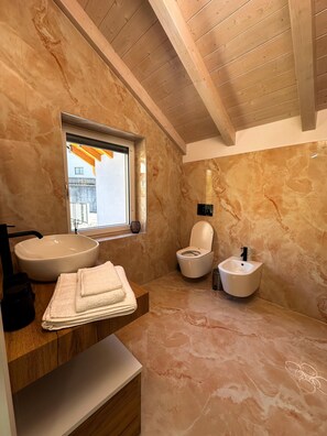 Haartrockner, Handtücher, Seife, Shampoo