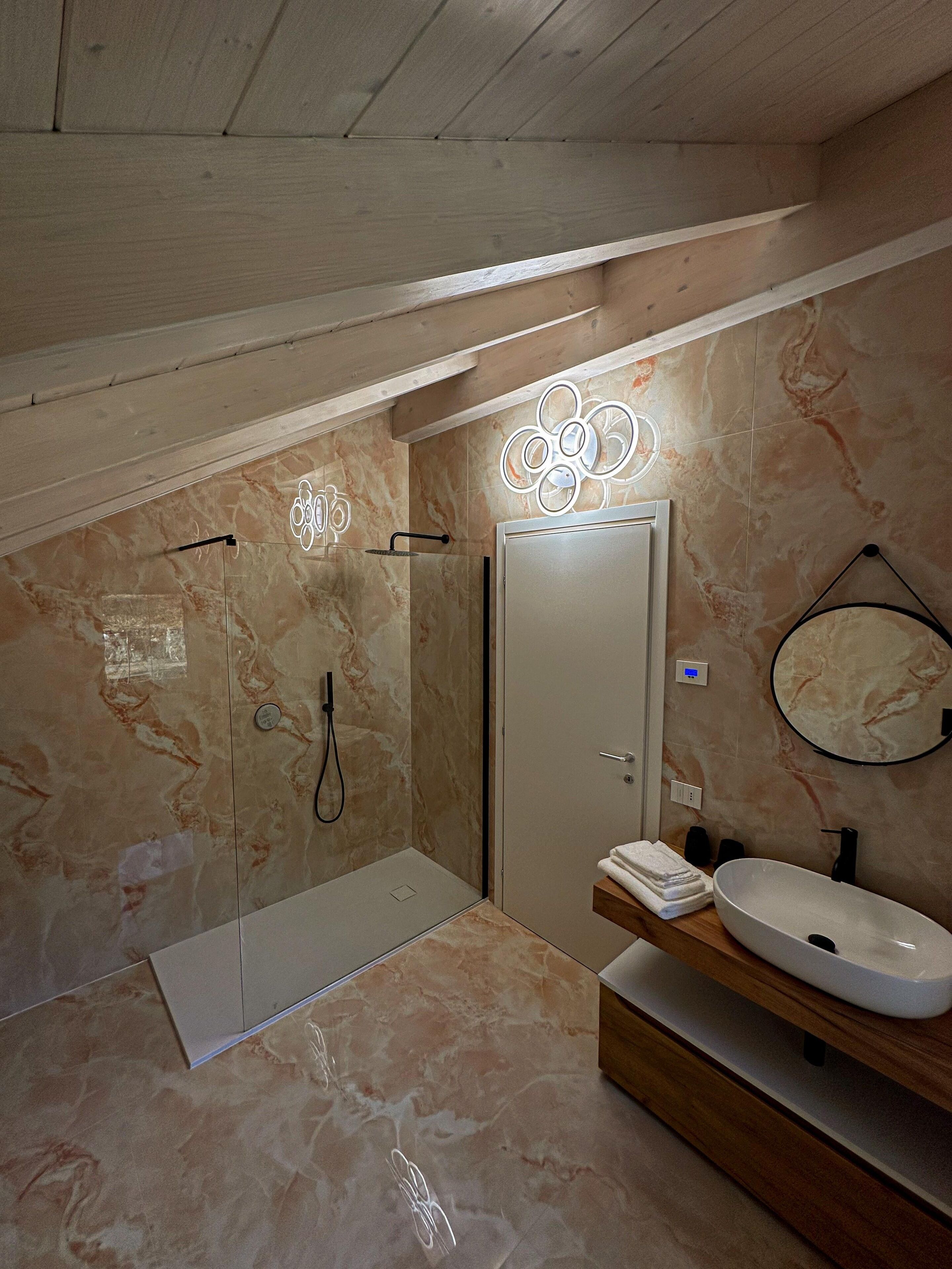 Dusche, Haartrockner, Bidet, Handtücher