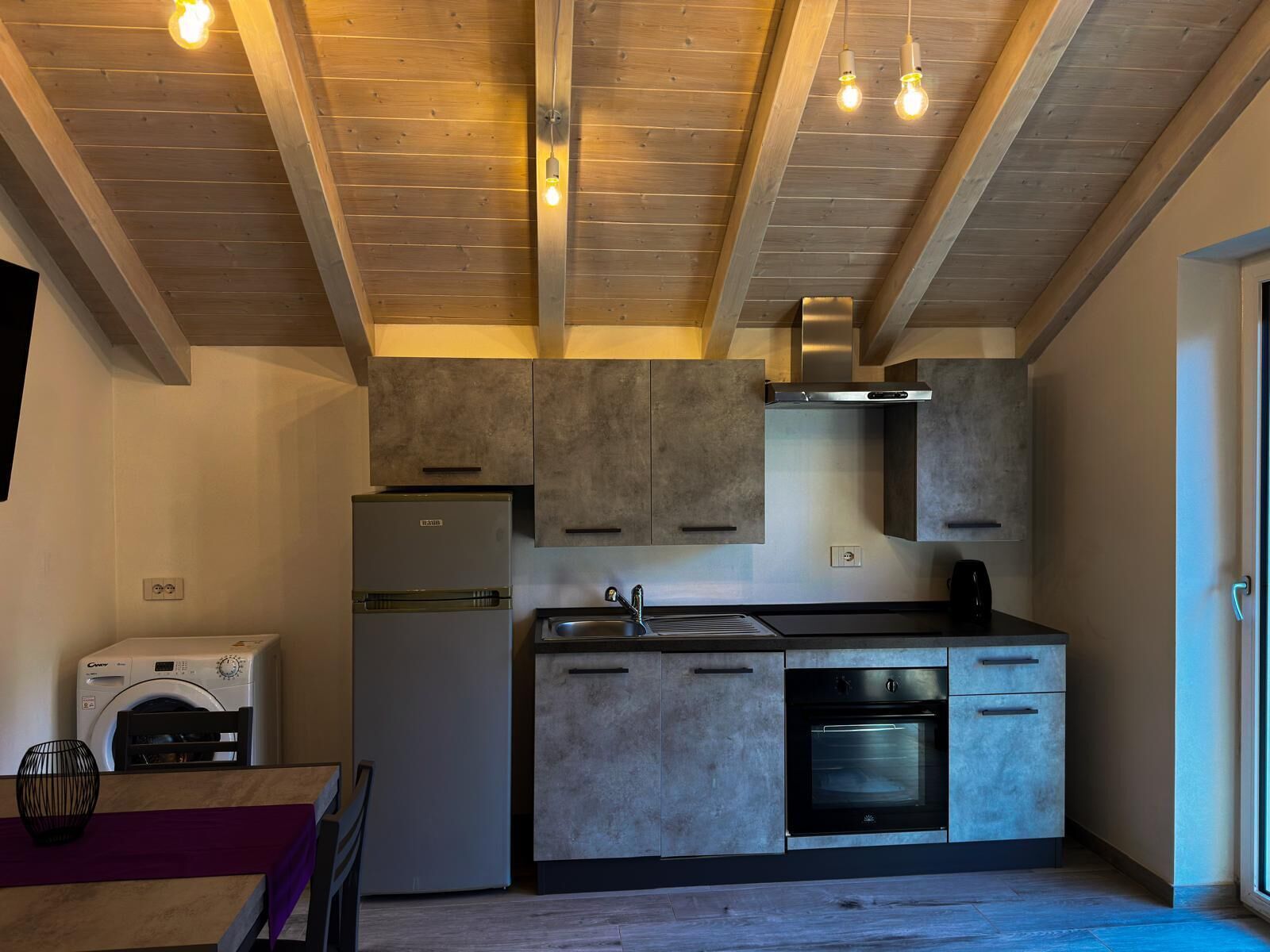 Frigorifero, forno, piano cottura, lavastoviglie