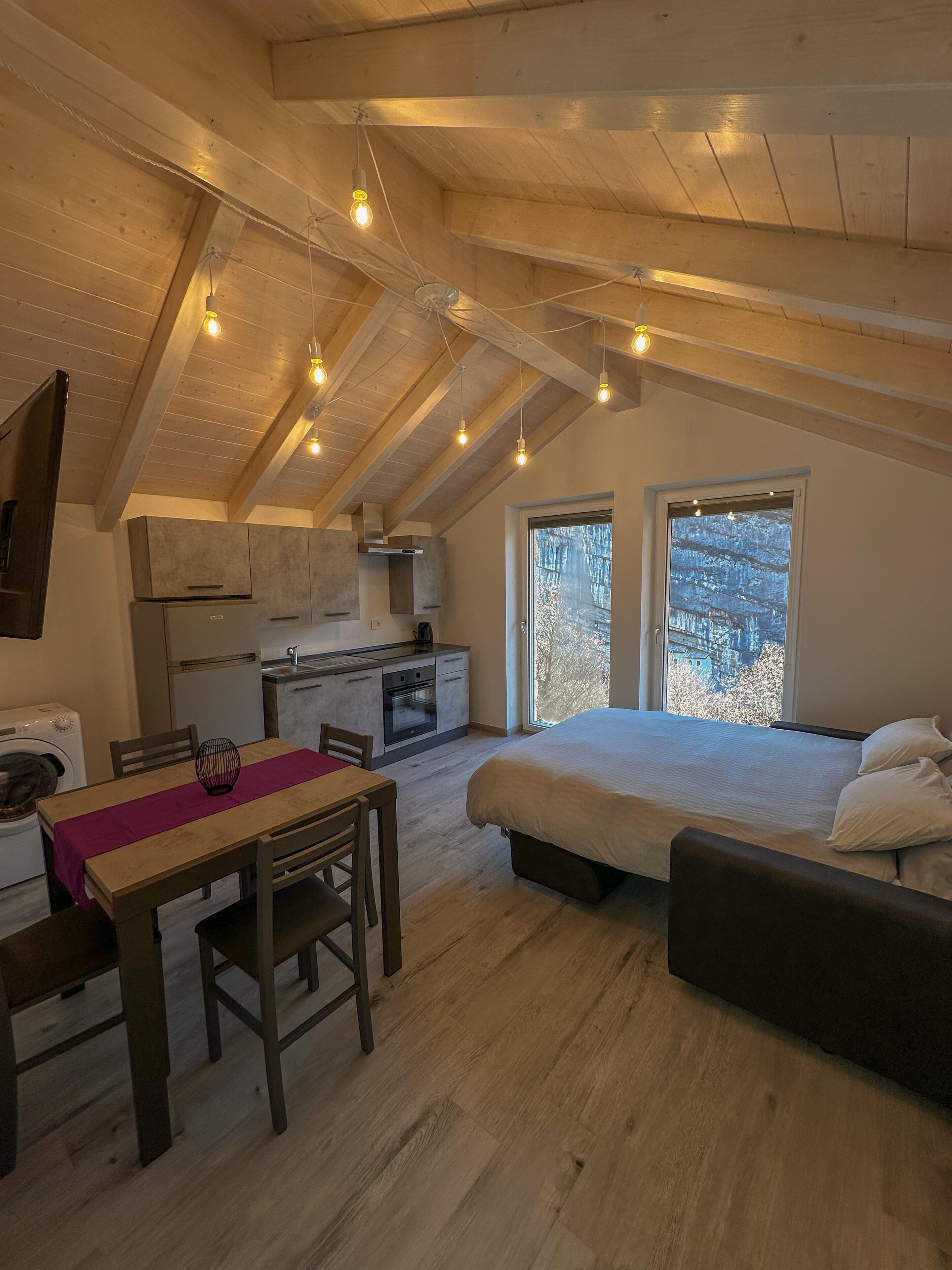 Travel crib, free WiFi, bed sheets