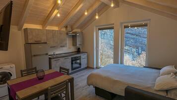 Travel crib, free WiFi, bed sheets