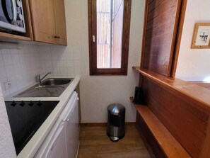 Jääkaappi, mikroaaltouuni, liesi, astianpesukone