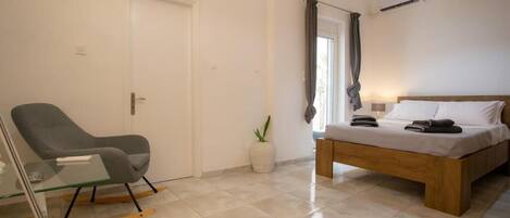 Een strijkplank/strijkijzer, wifi, beddengoed