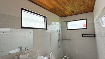 Chambre Double | Salle de bain | Bidet, savon, shampoing, papier toilette