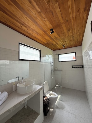 Chambre Double | Salle de bain | Bidet, savon, shampoing, papier toilette