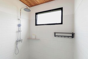 Bidet, soap, shampoo, toilet paper - Gangga Homestay Pererenan (Munggu)