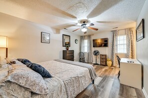 Interior - Cozy Family Retreat! Home in Charlotte Suburbs (Charlotte)