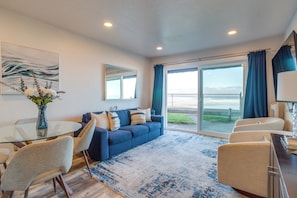 Interior - Oceanfront Lincoln City Condo w/ Community Pool (Lincoln City)