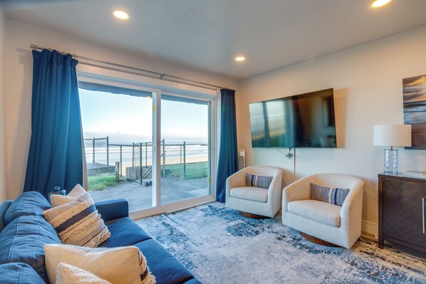 Front of property - Oceanfront Lincoln City Condo w/ Community Pool (Lincoln City)