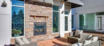 4 Mi to Dtwn, Commuter-friendly Apt in Tacoma