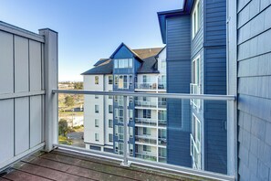 Interior - 4 Mi to Dtwn, Commuter-friendly Apt in Tacoma (Tacoma)