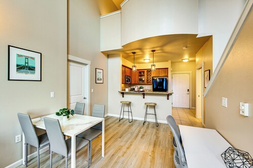 4 Mi to Dtwn, Commuter-friendly Apt in Tacoma