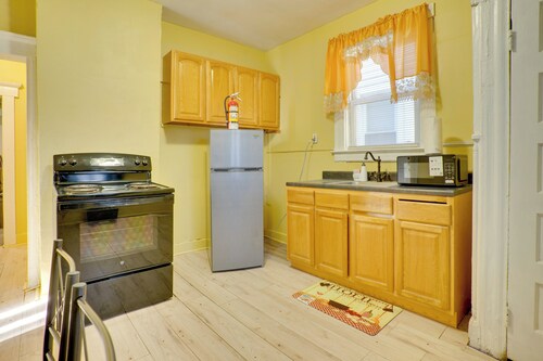 Easy City Commuting! Walkable Newark Duplex