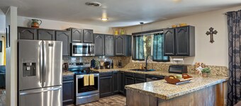 1 Mi to Fool Hollow Lake: Wooded Retreat w/ Deck!