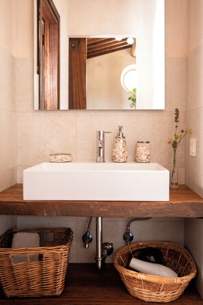 Shower, hair dryer, bidet, towels - Cielo apartment, farmhouse panoramic view in the woods in the center of Umbria (Gualdo Cattaneo)