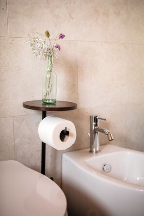 Douche, sèche-cheveux, bidet, serviettes fournies