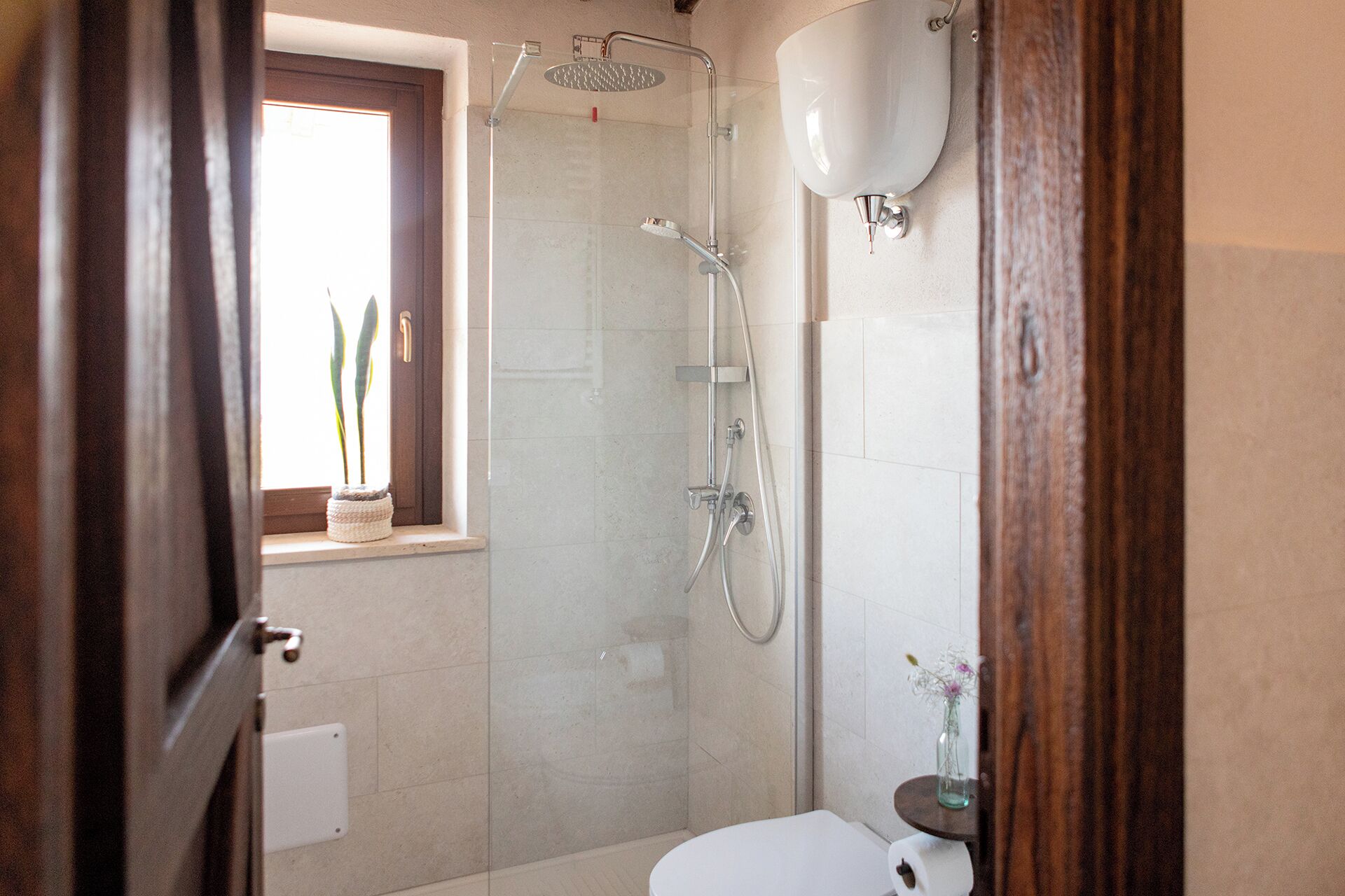 Regadera, secadora de cabello, bidet, toallas 