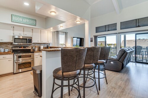 Steps to Lake Conroe! Condo w/ Balcony & Views