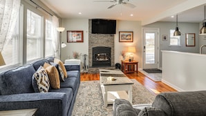 A living room with a fireplace, a sofa, a coffee table, and a ceiling fan. - 3 Mi to Washington College! Updated Home w/ Patio (Chestertown)