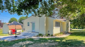 A single-story house with a front porch, a small garden, and a mailbox. - 3 Mi to Washington College! Updated Home w/ Patio (Chestertown)