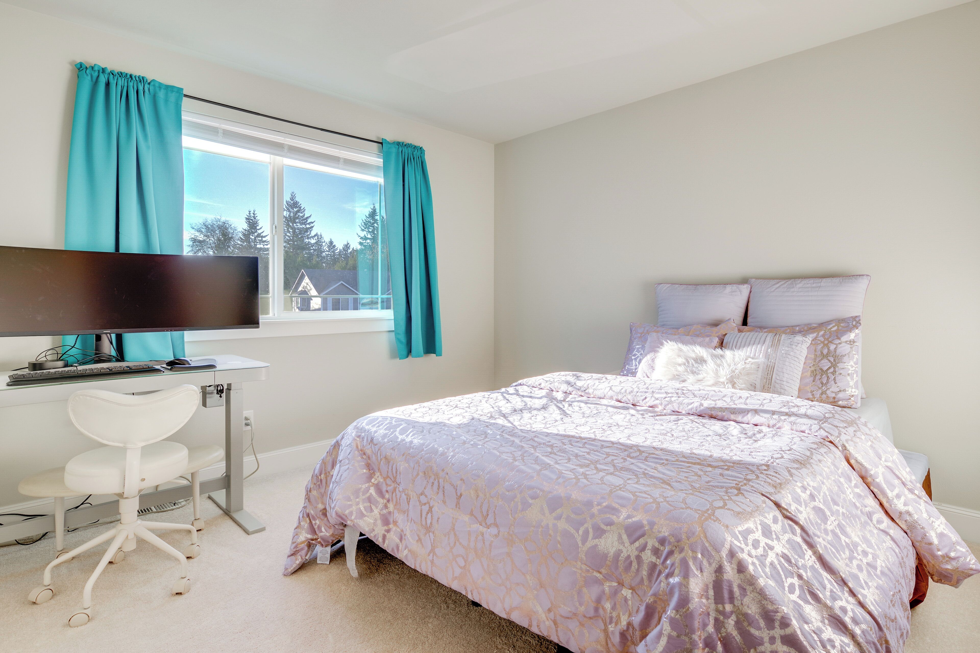 Une chambre à coucher avec un lit, un bureau et une fenêtre avec des rideaux.