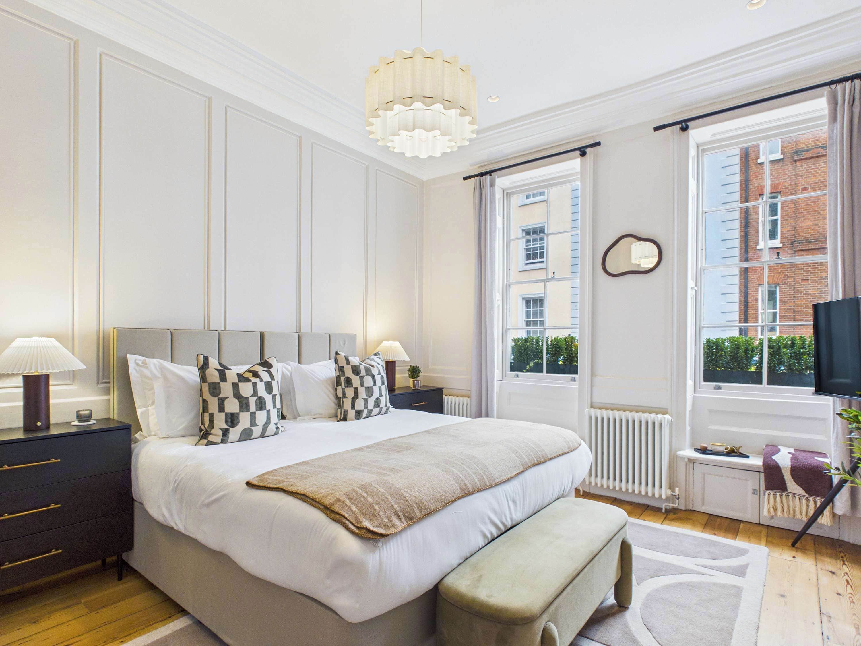 3 dormitorios, escritorio, tabla de planchar con plancha y cuna de viaje