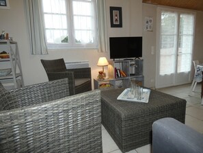 TV - Holiday home 65 m², 450m beach, 6 pers., pets allowed, parking (Notre-Dame-de-Monts)