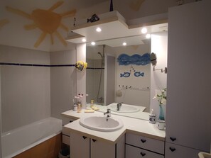 Bathroom - Apartment with Balcony and Private Parking (Le Pouliguen)