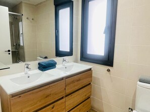 Hair dryer, towels - Modern 2-Bedroom Apartment, Air-Conditioned in Jaca Centre (Jaca)