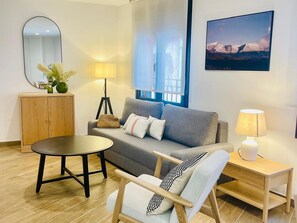 TV - Modern 2-Bedroom Apartment, Air-Conditioned in Jaca Centre (Jaca)