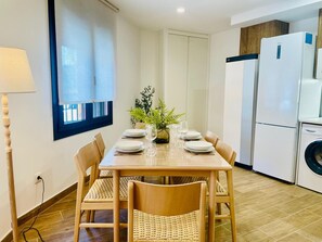 Dining - Modern 2-Bedroom Apartment, Air-Conditioned in Jaca Centre (Jaca)