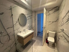 Apartamento, 2 quartos, para fumantes, sacada | Banheiro