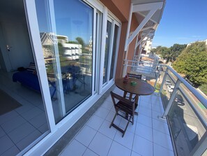 Outdoor dining - Charming 1-Bedroom with Balcony, Parking Included, Close to Beach & Shops (Arcachon)