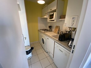 Kaffetrakter/tekoker, kjøleskap, kokeplater og oppvaskmaskin