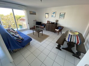 TV - Charming 1-Bedroom with Balcony, Parking Included, Close to Beach & Shops (Arcachon)